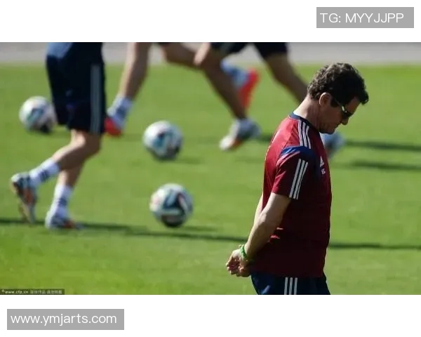 足球明星低头沉思的瞬间展现女性独特魅力与坚韧精神